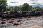 Two AC44C6Ms lead a southbound freight into Shenandoah